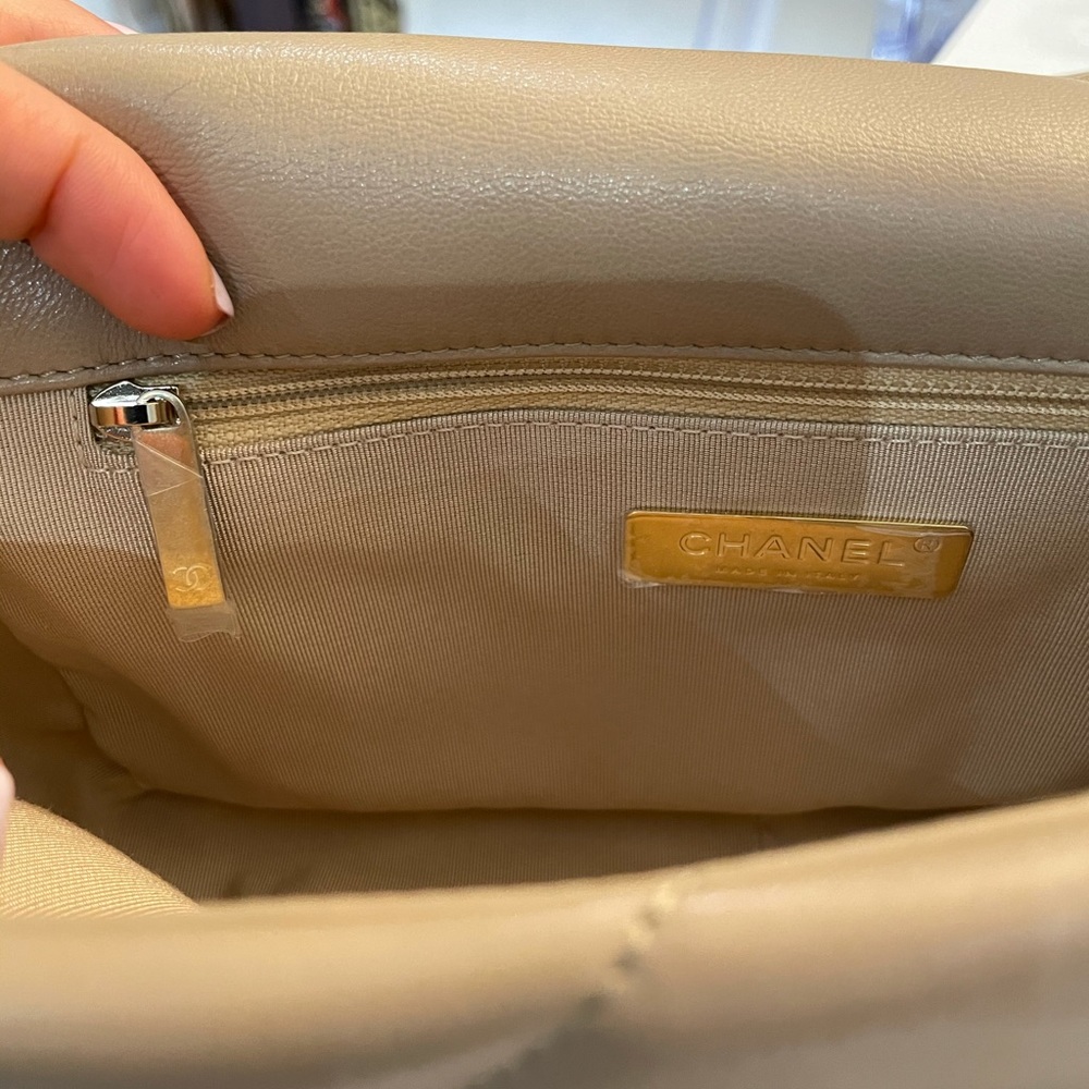 Chanel 19 - Picture 3 of 7
